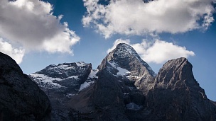 意大利欧洲阿尔卑斯山的山峰，延时摄影