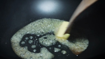  食物，黄油融化和煎锅