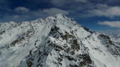 对白雪覆盖的山峰进行航空测量。视频