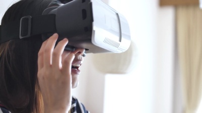 在家里使用VR眼镜