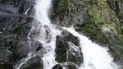 热带雨林山脉瀑布的鸟瞰