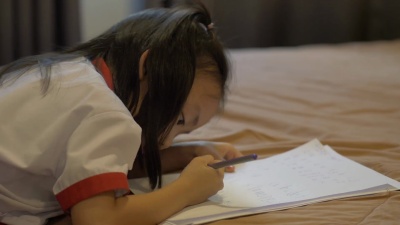 孩子们学习写字。