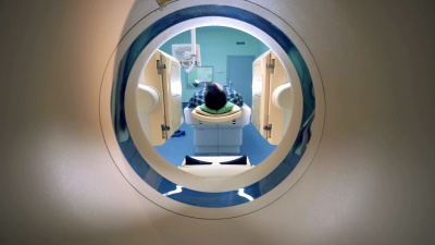 男性病人正在进入CAT扫描仪。医疗设备 诊断门诊中的计算机断层成像机