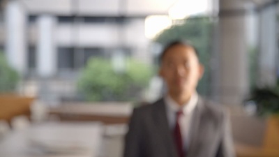 年轻的亚洲商人走进焦点平面