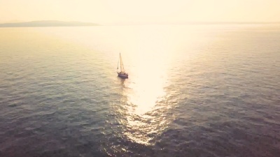 乘着帆船旅行，沿着海洋航行