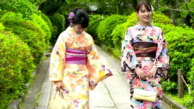 公园里穿和服的年轻日本女子