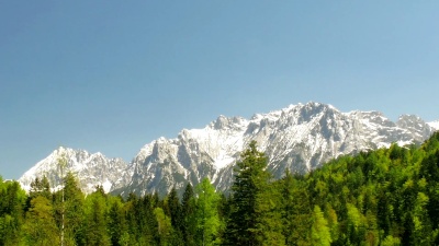 与徒步旅行者一起从山顶缩小到湖泊。
