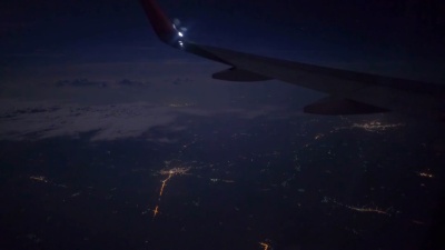 飞机机翼和窗外天景