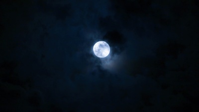 夜晚移动云后的满月