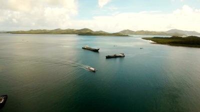 空中货物和客船在海上。菲律宾，Siargao