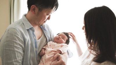 有新生婴儿的幸福家庭