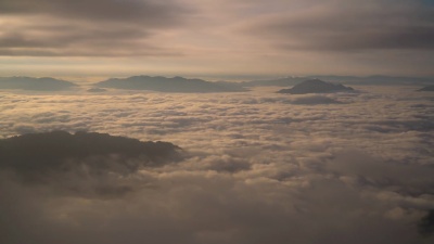  全景拍摄，早上鸟瞰雾气。