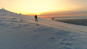 空中 日出时穿着雪鞋探索白雪覆盖的拉普兰荒野的活跃女性