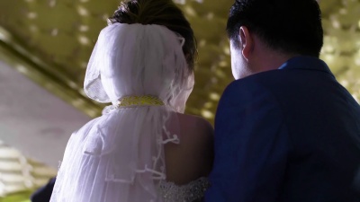 新娘和新郎在婚宴上