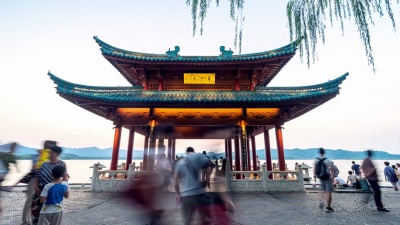 杭州西湖边的古建筑。日日夜夜