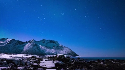 北极光、极光或北极光在夜空中的时间在挪威上空消逝