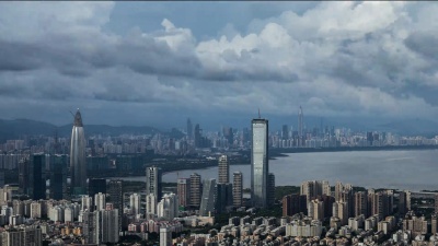 深圳摩天大楼，雨中