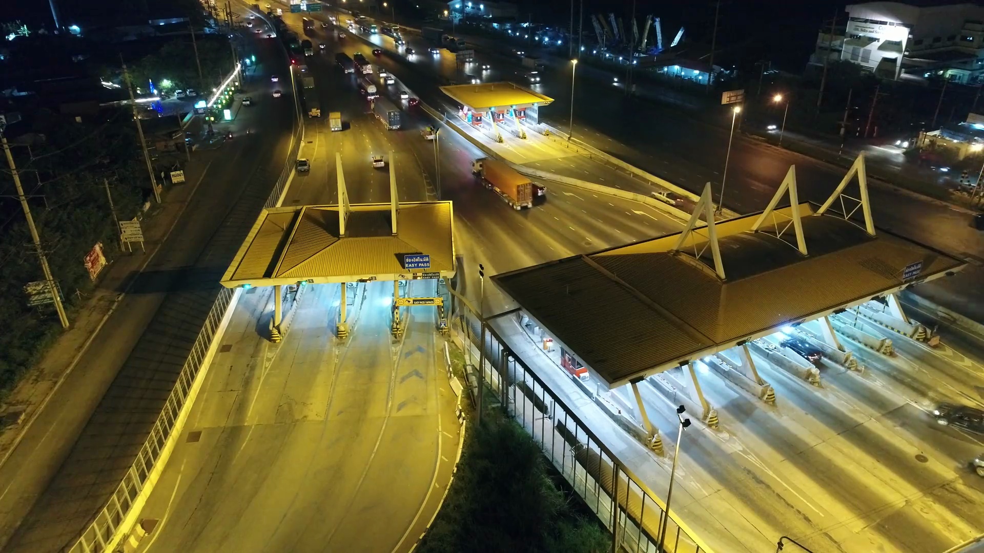 夜间城市街道上的交通视频。高速公路上交通的鸟瞰和俯视图， 。