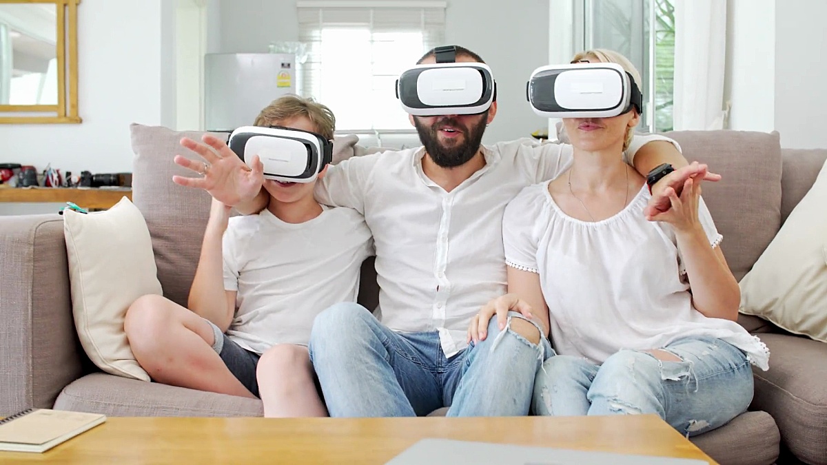 在家里使用VR头盔的家庭