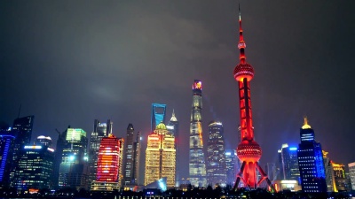 夜景上海天际线。东方明珠塔和黄浦江。