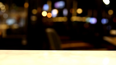 夜晚背景在酒吧里的bokeh