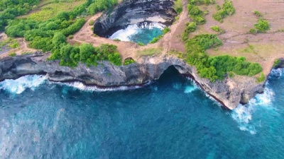 破碎海滩鸟瞰