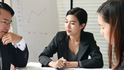 女性商业领袖与商业团队就商业项目举行会议