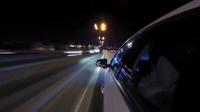 从车辆左侧拍摄的夜间驾驶延时