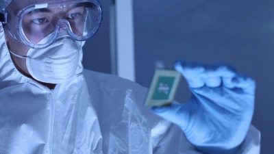 洁净室里的人举起电脑CPU芯片