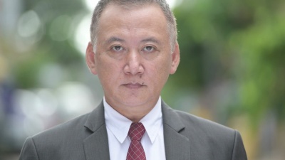成熟的日本商人在户外的街道上