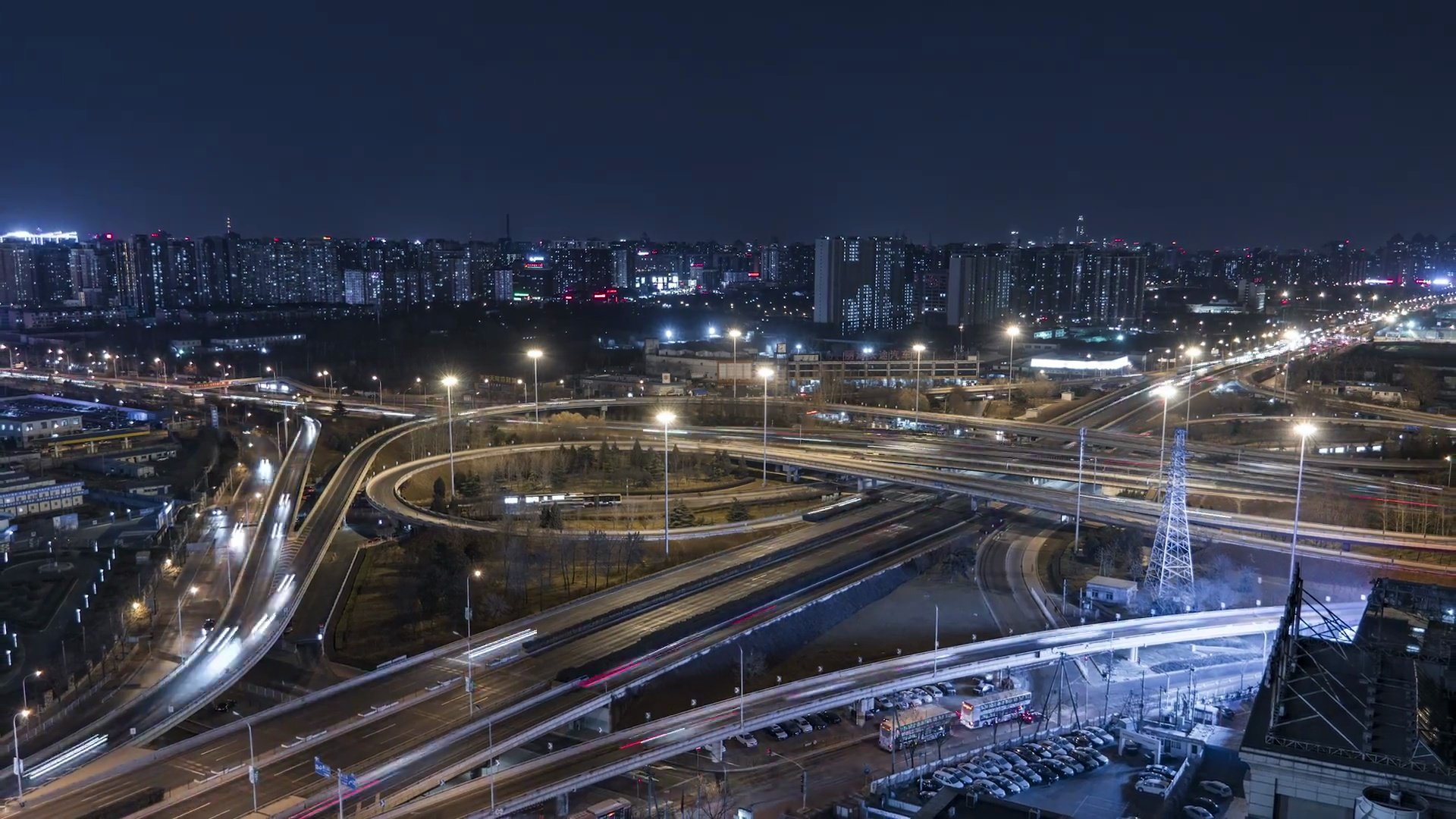 T/L WS HA ZO繁忙道路交叉口鸟瞰/中国北京