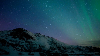 北极光、极光或北极光在挪威罗弗顿群岛的夜空中