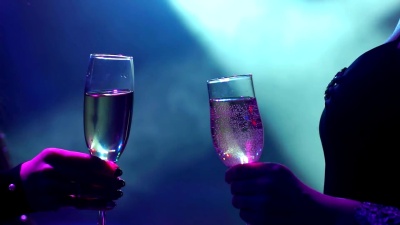 女孩手中香槟酒杯的特写镜头