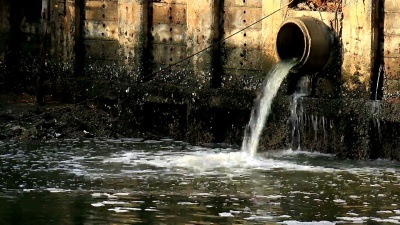 水污染。