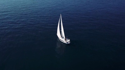 乘着帆船旅行，沿着海洋航行