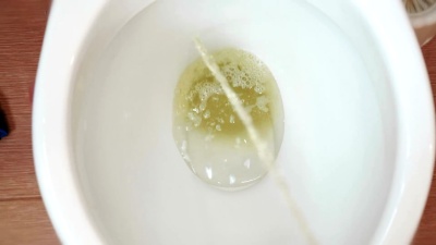 在厕所小便，第一人称视角。尿流流入碗特写镜头。