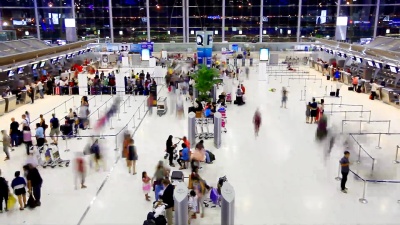   机场的人群旅行者。