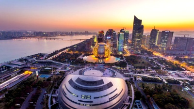 现代城市景观和天际线从早到晚，延时摄影。