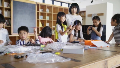学校的孩子们在课余活动中玩机器人