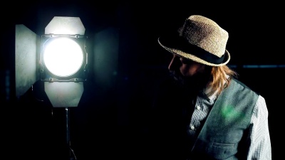 男人打开演播室的灯