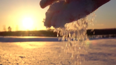 慢动作，宏 湿雪花在手中融化，落在雪地上