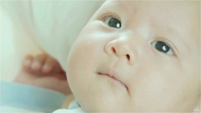 特写可爱美丽的新生儿抱在妈妈的手中