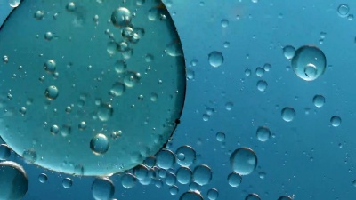 蓝色气泡颜色上的水抽象背景