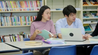 青少年与同事的谈话使用计算机教育会议。