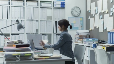 高效的多任务工作的女商人在办公室工作，她工作效率高，技术娴熟，视频时间流畅
