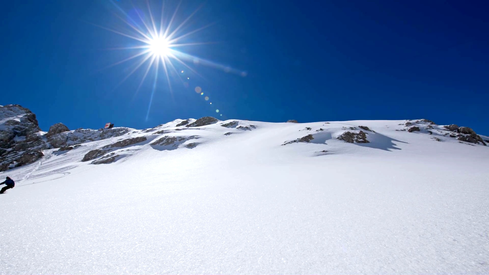 SLO MO滑雪板运动员在镜头前敲击雪地