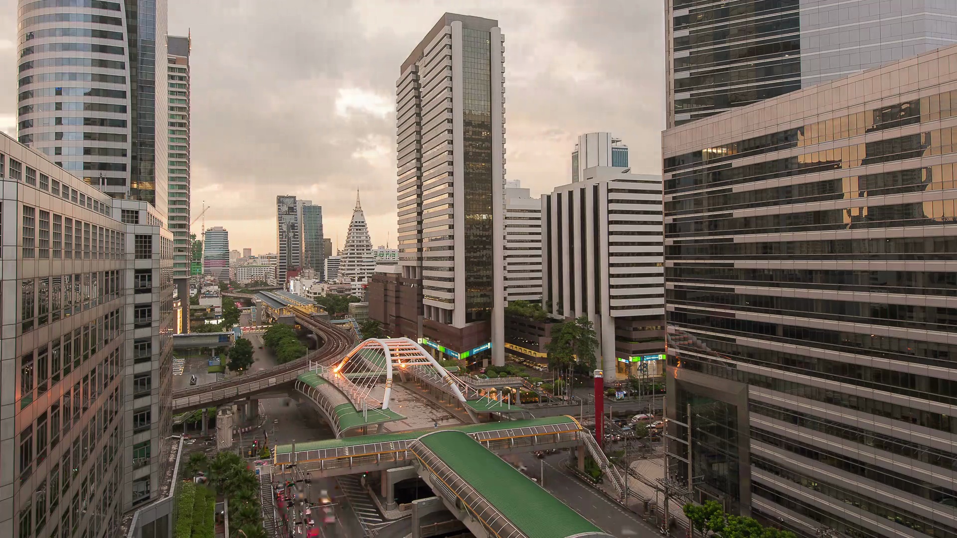 曼谷市中心五彩缤纷的城市景象日落(Timelapse)