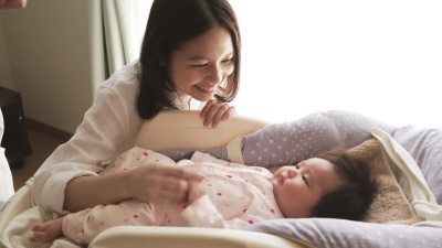 年轻的马瑟在家里爱着她的宝贝女儿