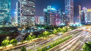 黄昏时分，广州市中心繁忙的道路。时间间隔
