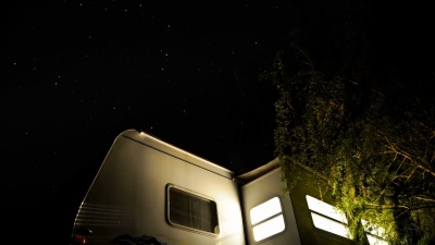 在飞星下露营